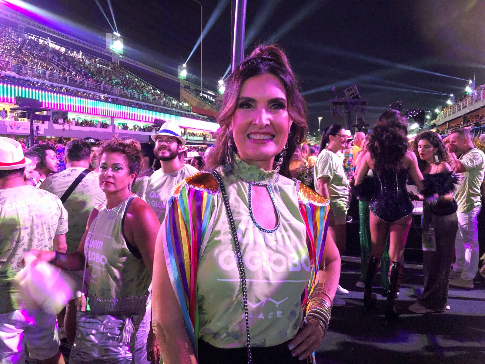 Quem está por trás das fantasias exóticas de Fátima Bernardes