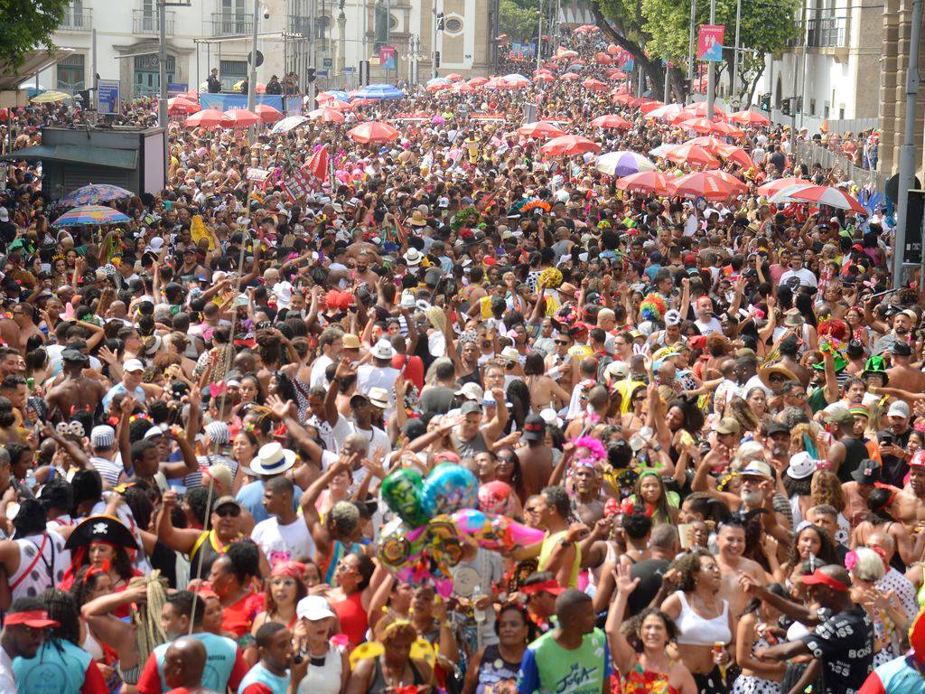 Bloco Cordão da Bola Preta desfila pelas ruas do centro do Rio de Janeiro no primeiro dia oficial do Carnaval 2023