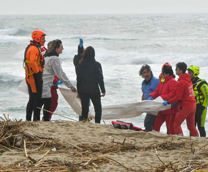 Em naufrágio na Itália, ao menos 50 mortos, entre eles um bebê