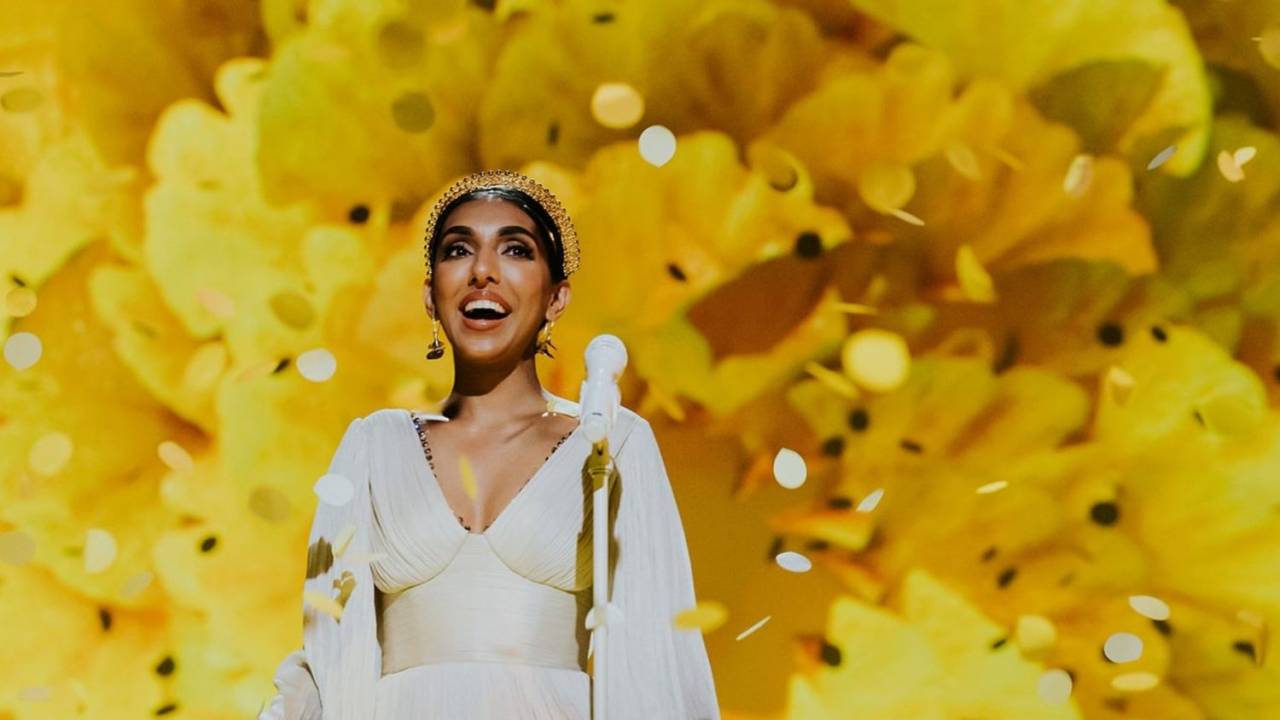 Rupi Kaur: poeta feminista best seller transporta seus versos para os palcos