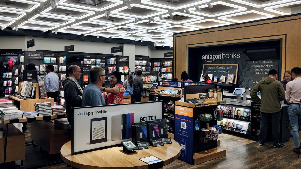 AMAZON BOOKS - Livraria em Nova York: concorrência com as vendas digitais põe em xeque o futuro da empreitada -