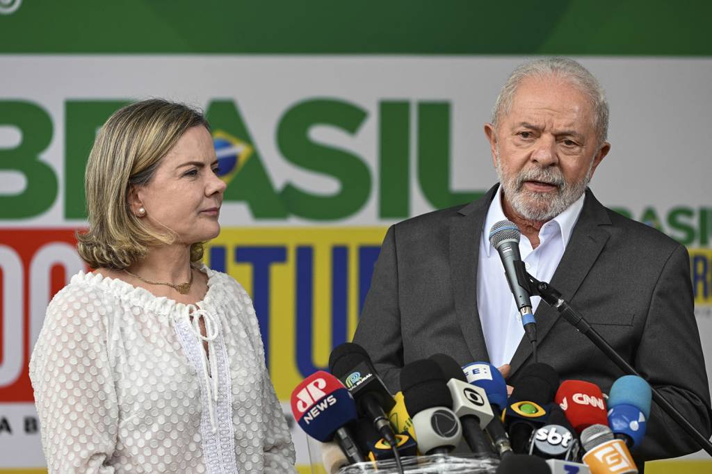 000_32XQ68U.jpg REVÉS - Gleisi Hoffmann, com Lula: proximidade com o chefe do Poder Executivo não foi suficiente para a presidente do PT