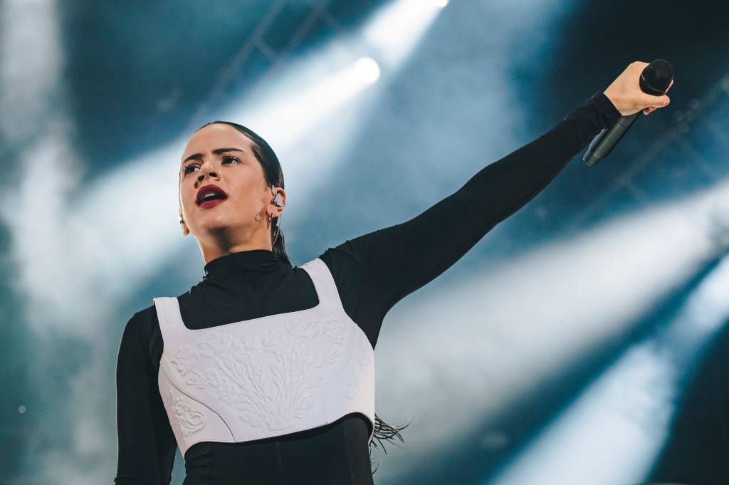 2YuiZvDg A cantora Rosalía faz show no Lollapalooza Brasil 2023
