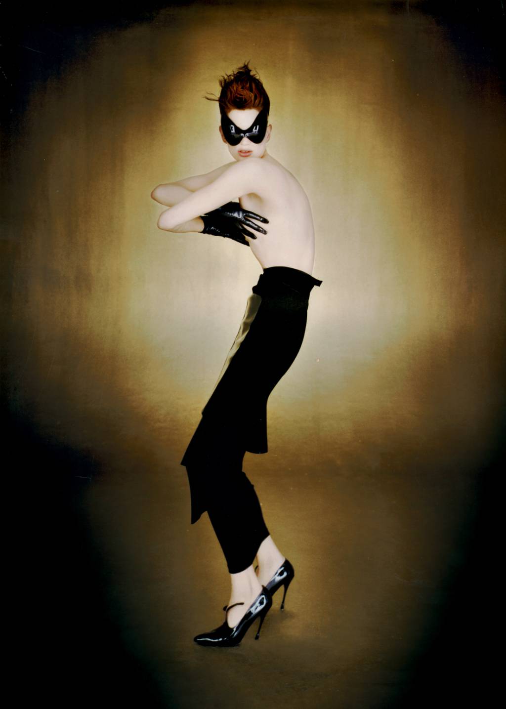 4-12 Thierry Mugler HC PE1997 – web.png SUSTO NA PASSARELA - A sensualidade teatral de Thierry Mugler: ponto-final na austeridade aborrecida