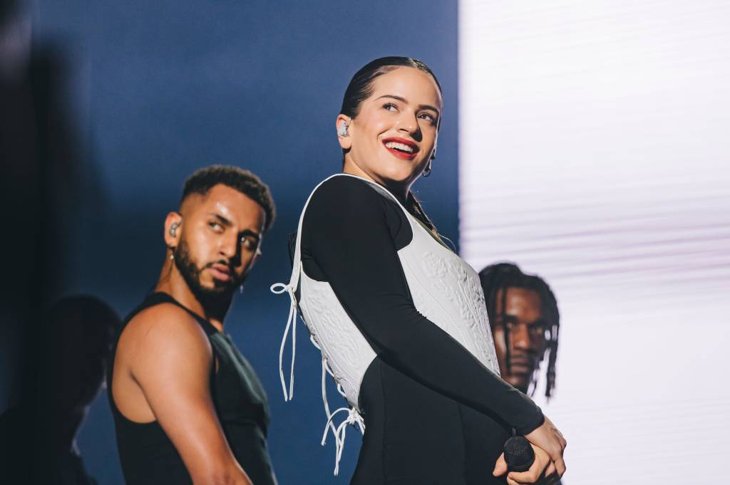 Show de Rosalía no Lollapalooza faz fãs não sentirem falta de Drake
