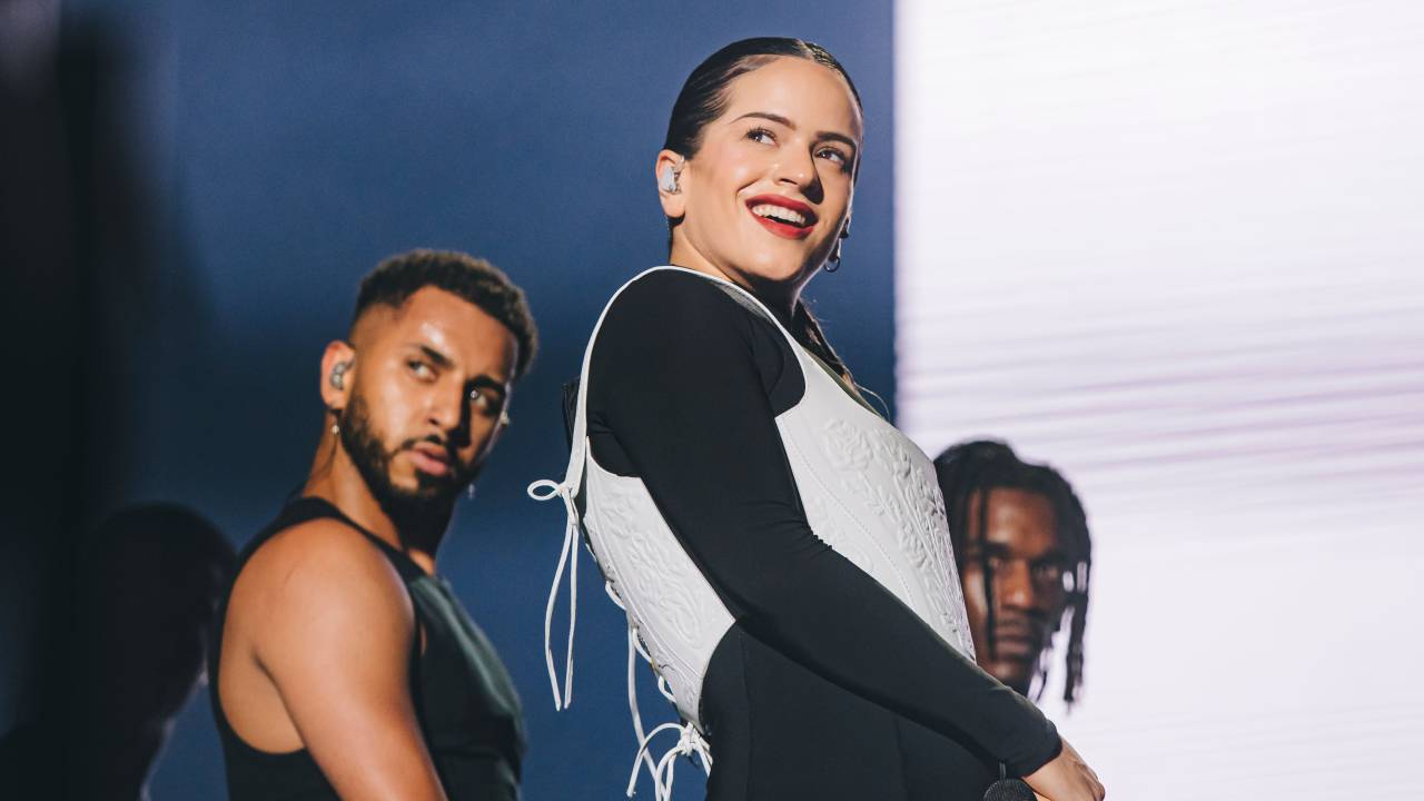 A cantora Rosalía faz show no Lollapalooza Brasil 2023
