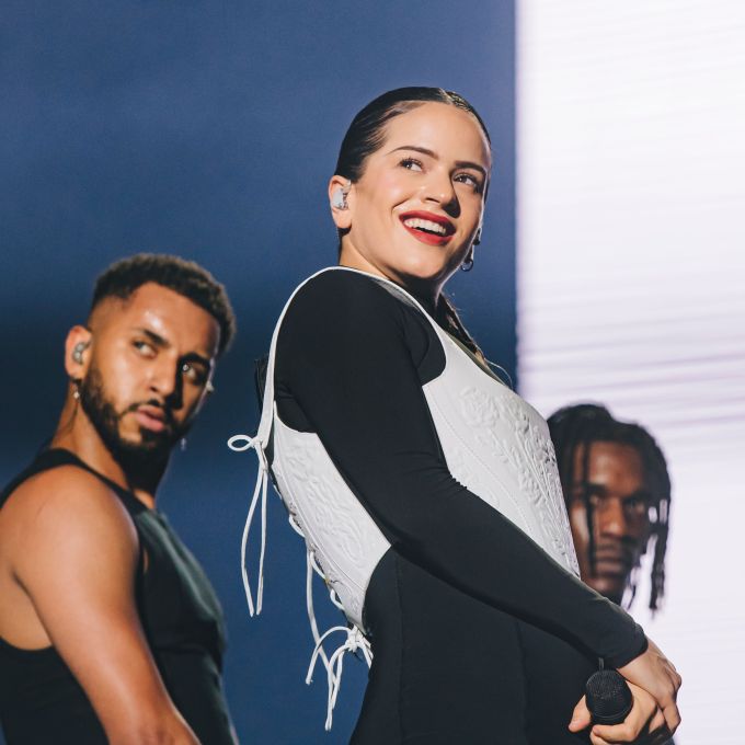 Show de Rosalía no Lollapalooza faz fãs não sentirem falta de Drake
