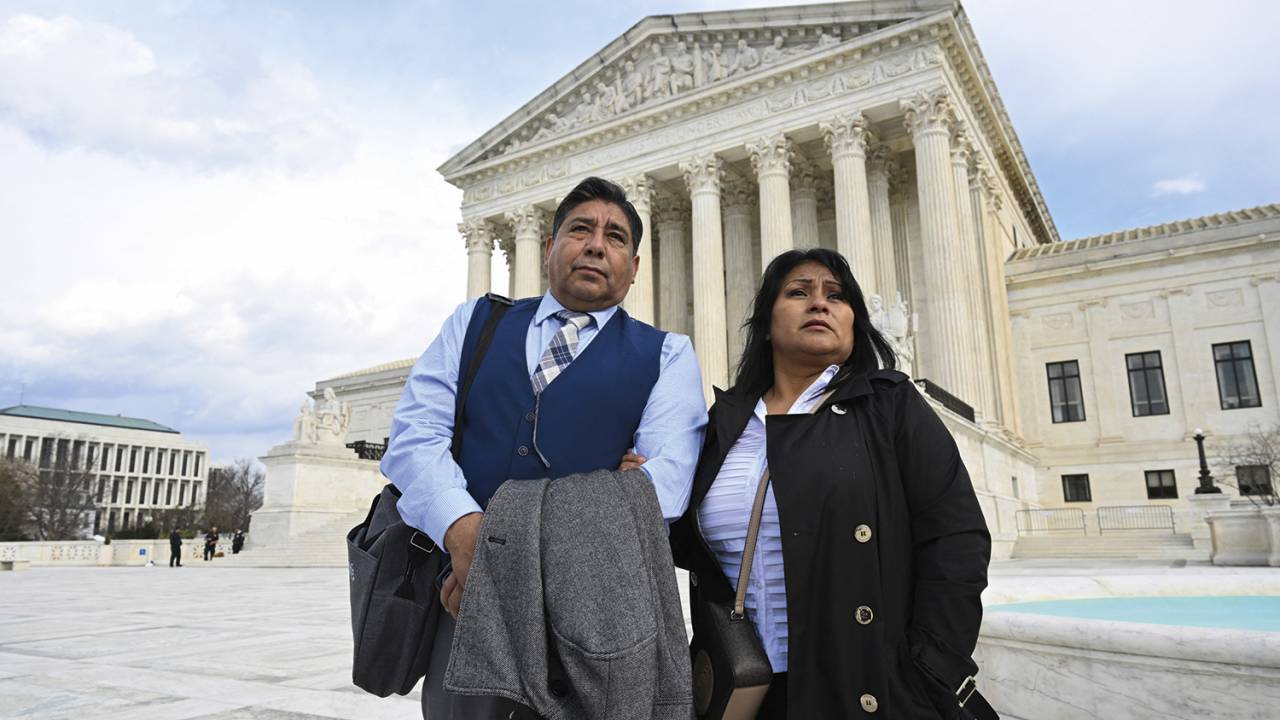 DOR - Jose Hernandez e Beatriz Gonzalez, padrasto e mãe de Nohemi: para eles, o YouTube é o culpado pelo massacre