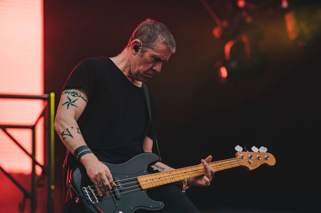 AsXGe28k O baixista Eric Avery toca com o Jane's Addiction no Lollapalooza Brasil 2023