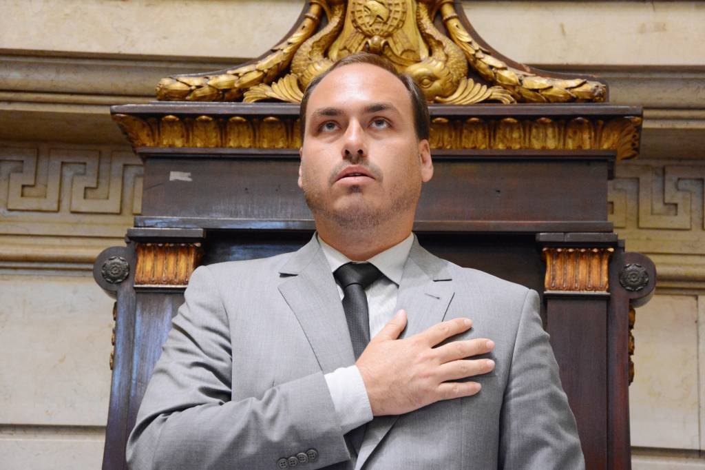 Carlos vai pra cima de governadores que prometem indultar Bolsonaro