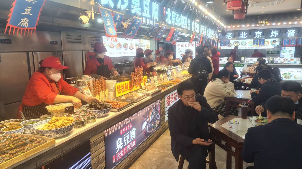 FOME DE QU&Ecirc;? - Pra&ccedil;a de alimenta&ccedil;&atilde;o em Pequim: comer fora virou um dos principais programas dos chineses no p&oacute;s pandemia