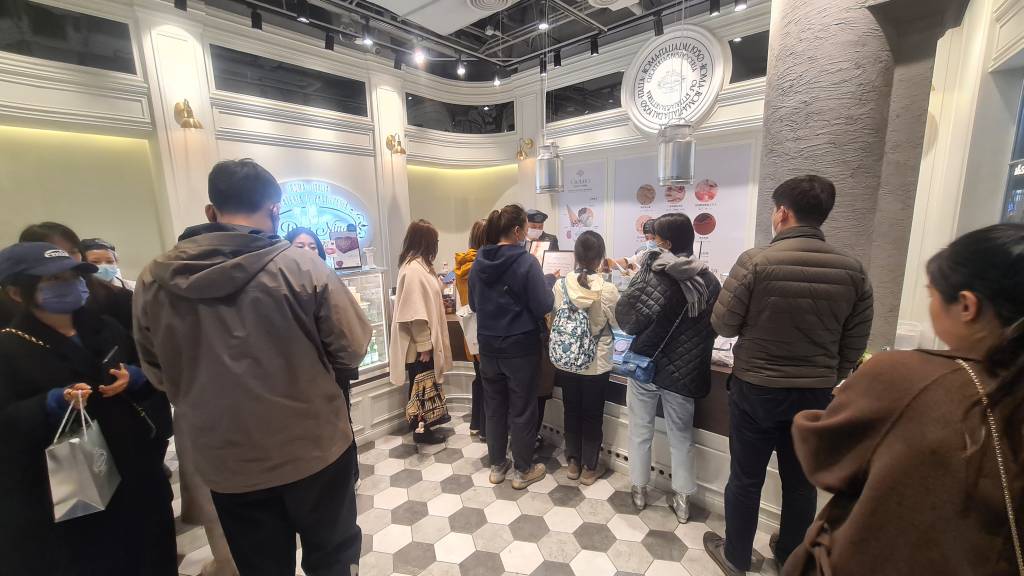 DEGELO - Sorveteria no shopping Taikoo Li, em Pequim:  vendas no varejo voltaram a subir no in&iacute;cio do ano