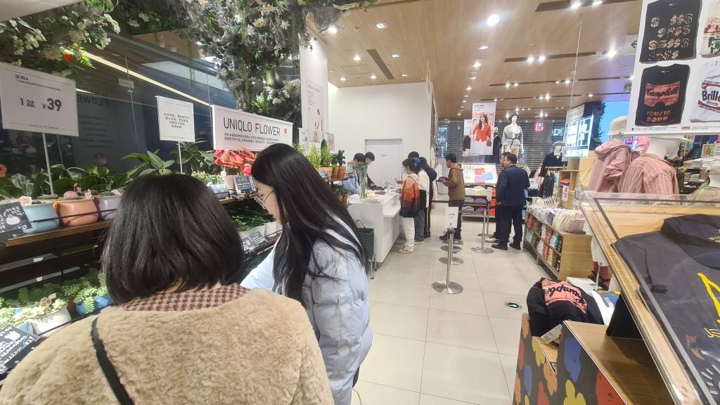 ABERTURA - Loja de departamentos de Pequim: consumidores voltam &agrave;s lojas, depois de tr&ecirc;s anos de pol&iacute;tica de Covid Zero