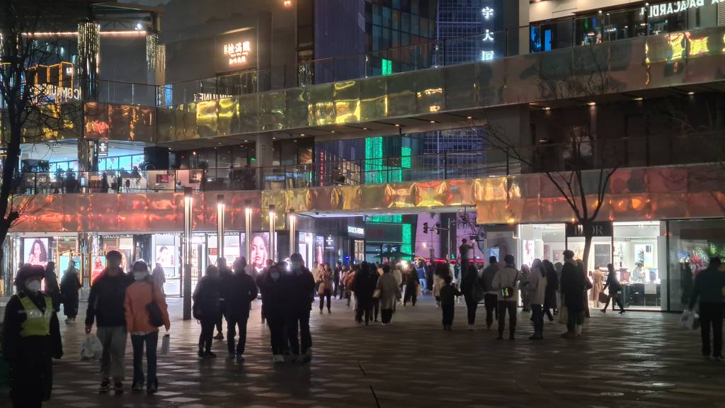 IMPULSO - Shopping em Pequim: promover o crescimento com base no consumo &eacute; desafio para uma China endividada e com popula&ccedil;&atilde;o receosa quanto ao futuro