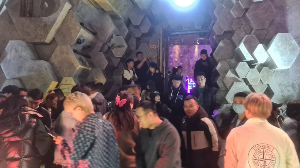 EUFORIA - Porta da danceteria 13, em Pequim: juventude lota balada todo fim de semana ap&oacute;s tr&ecirc;s anos de confinamento e controle social intenso