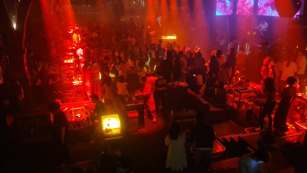 AGITO - Danceteria 13, em Pequim: jovens dan&ccedil;am ao  som de m&uacute;sicas ocidentais, uma amea&ccedil;a aos valores revolucion&aacute;rios, segundo o presidente Xi Jinping