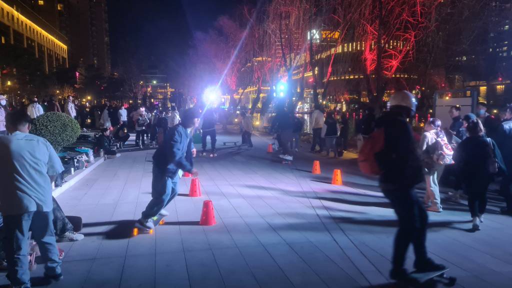 NOVO BALAN&Ccedil;O - Skatista desliza pelas cal&ccedil;adas do Parque Chaoyang, em Pequim: esporte e cultura do RAP fazem a cabe&ccedil;a dos jovens
