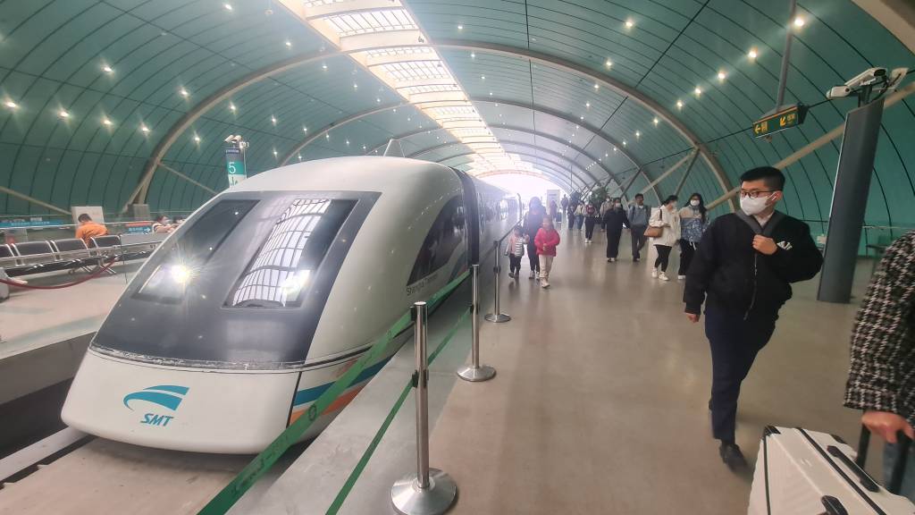 ABRE ALAS - O Maglev, trem de Xangai que transporta passageiros para o aeroporto a 300 km/h, opera sem restri&ccedil;&otilde;es: a China pede passagem