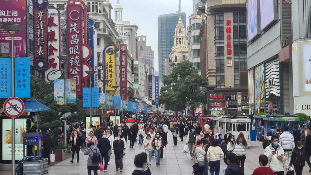 VIRADA DE CHAVE - Multid&atilde;o lota Rua Nanjing , em Xangai: 1,4 bilh&atilde;o de chineses  tiveram de ir do &ldquo;Covid Zero&rdquo; para o &ldquo;velho normal&rdquo;