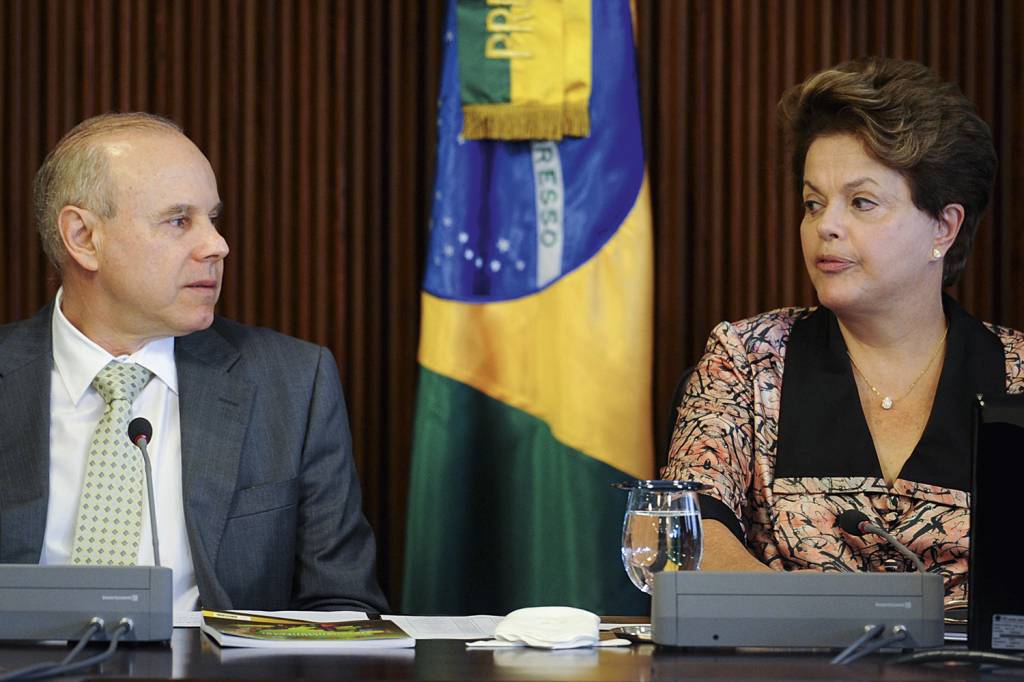 GUIDO-MANTEGA-DILMA-ROUSSEFF-2012-911.jpg DESCONTROLE - O ministro Guido Mantega com Dilma Rousseff: dívida explosiva