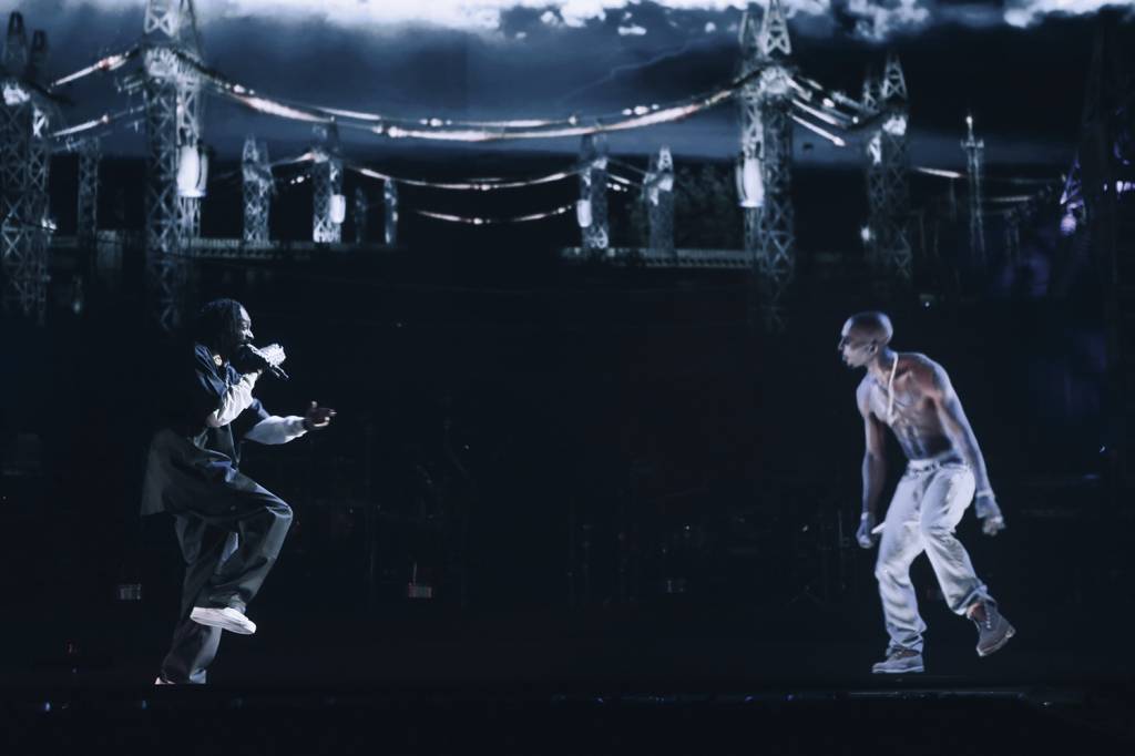 GettyImages-142967179.jpg JUNTOS - Snoop Dogg canta com holograma de Tupac: tecnologia que assombra