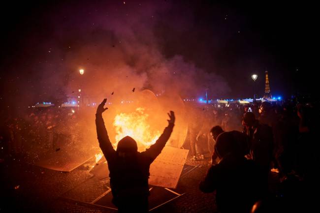 Protests Continue Over Pension Reform Ao menos 62 manifestantes foram presos após uma fogueira ter sido acesa na Place la Concorde na noite de sexta (17) -