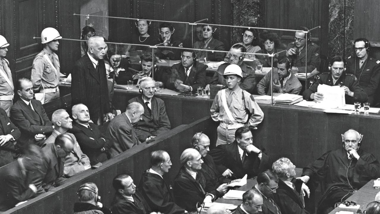 FONES E MICROFONES - A sala do tribunal, em 1945: ao fundo, os “aquários” de vidro nas laterais onde ficavam os 36 intérpretes divididos em três equipes de doze