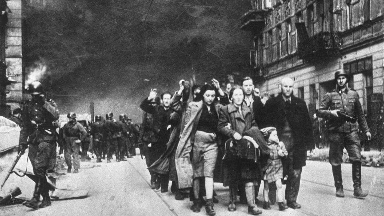 REVOLTA - O Levante do Gueto de Varsóvia, em abril de 1943: frente de combate contra a invasão alemã da Polônia