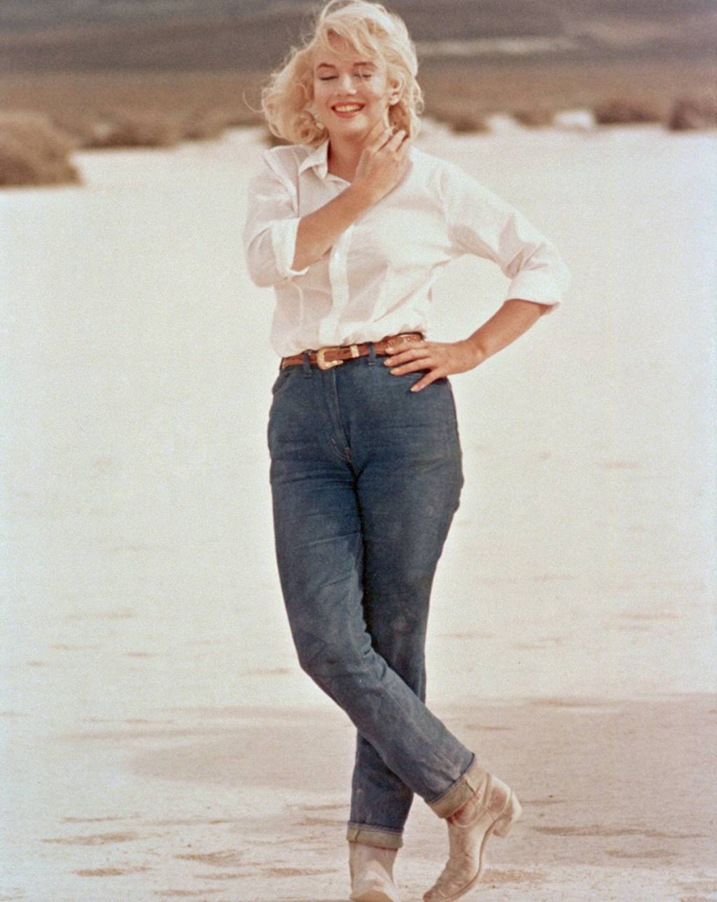 On the set of The Misfits GLAMOUR - Anos 1950 e 1960 - Adotado por estrelas de Hollywood, como Marilyn Monroe, virou sinônimo de possibilidade aos comuns dos mortais: “Eu também quero ser assim”.