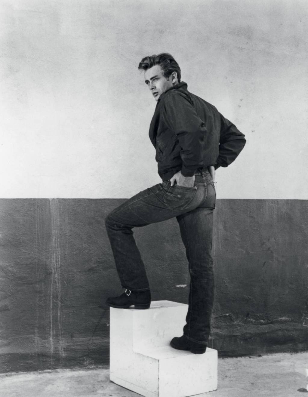 On the set of Rebel Without a Cause REBELDIA - Anos 1950 - James Dean virou ícone de rebeldia ao adotar a calça de denim no cinema. Era a tradução do comportamento transgressor dos jovens da época.