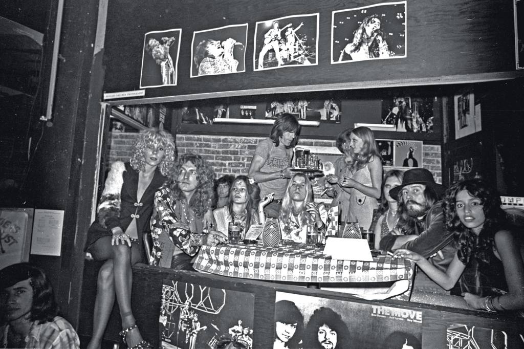 Led Zeppelin At Rodney’s English Disco FARRA - Bonham (de chapéu, à dir.) em balada do Zeppelin: overdose de vodca