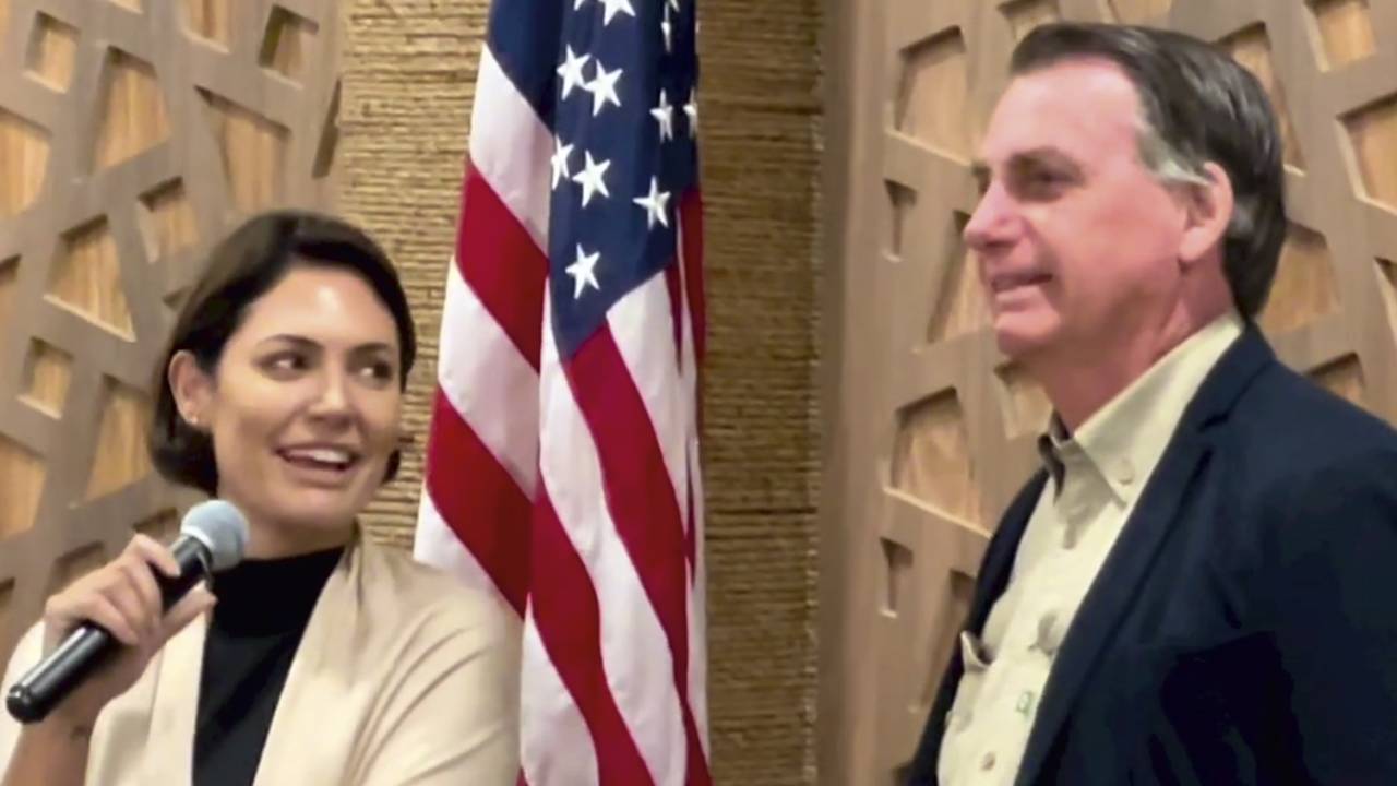 NA REAL - Bolsonaro, com Michelle: em conversa com empresários, o ex-presidente admitiu a possibilidade de inelegibilidade