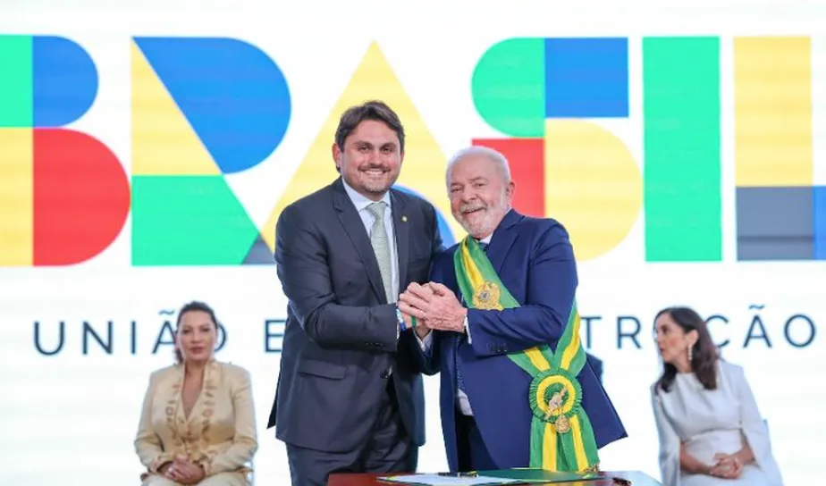 O ministro das Comunicações, Juscelino Filho (União Brasil), e o presidente Lula