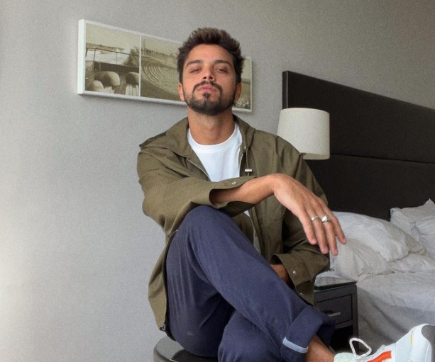 Como a bissexualidade de Rodrigo Simas atinge seu público