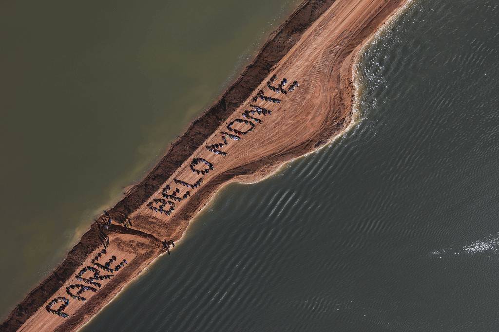 USINA-BELO-MONTE-PROTESTOS.jpg NO ALVO: Mensagem no Rio Xingu: polêmicas marcaram o projeto