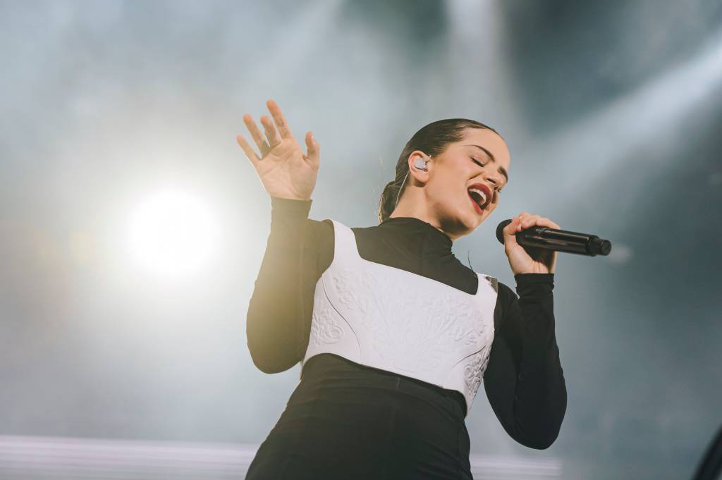 WI4a3peV A cantora Rosalía faz show no Lollapalooza Brasil 2023