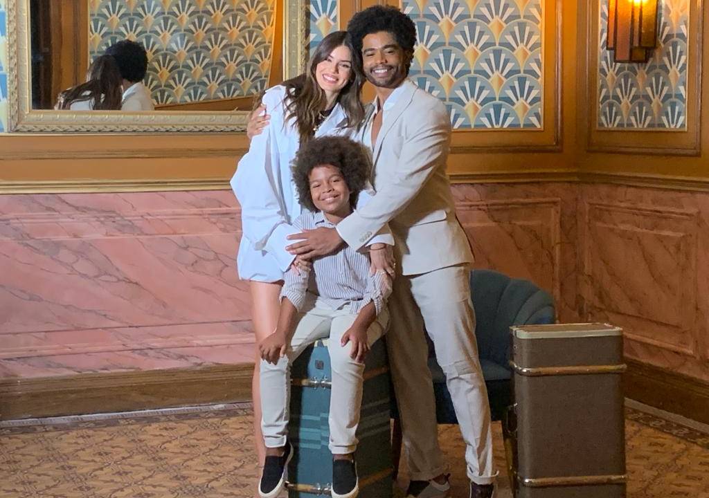 O pequeno Marcelino (Levi Asaf) é filho da estudante Marê (Camila Queiroz) e do médico Orlando (Diogo Almeida)