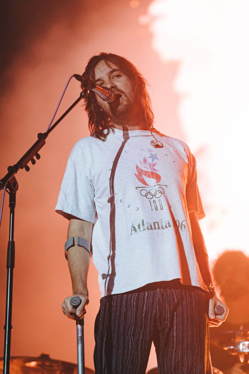 Xe041LdU Kevin Parker, do Tame Impala, se apresenta de muletas no Lollapalooza Brasil 2023