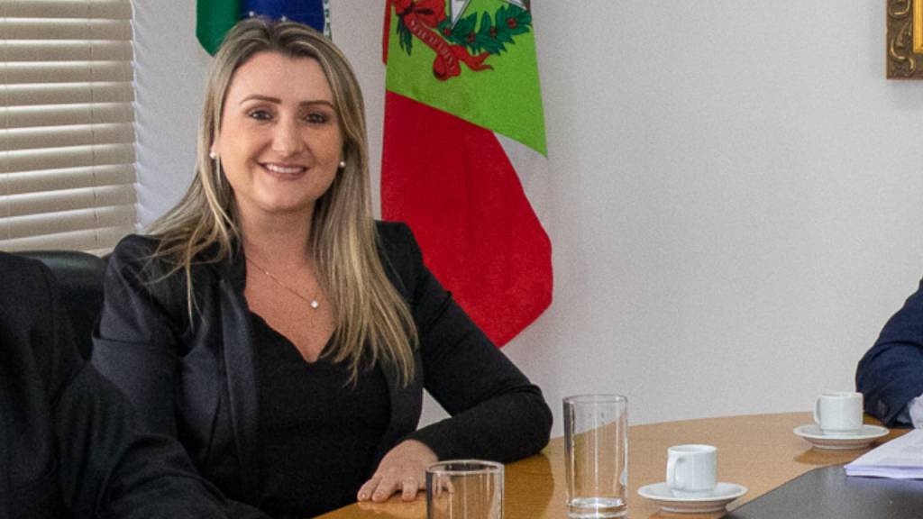 Ex-sócia do filho de Jorginho Mello ganha cargo no governo de SC