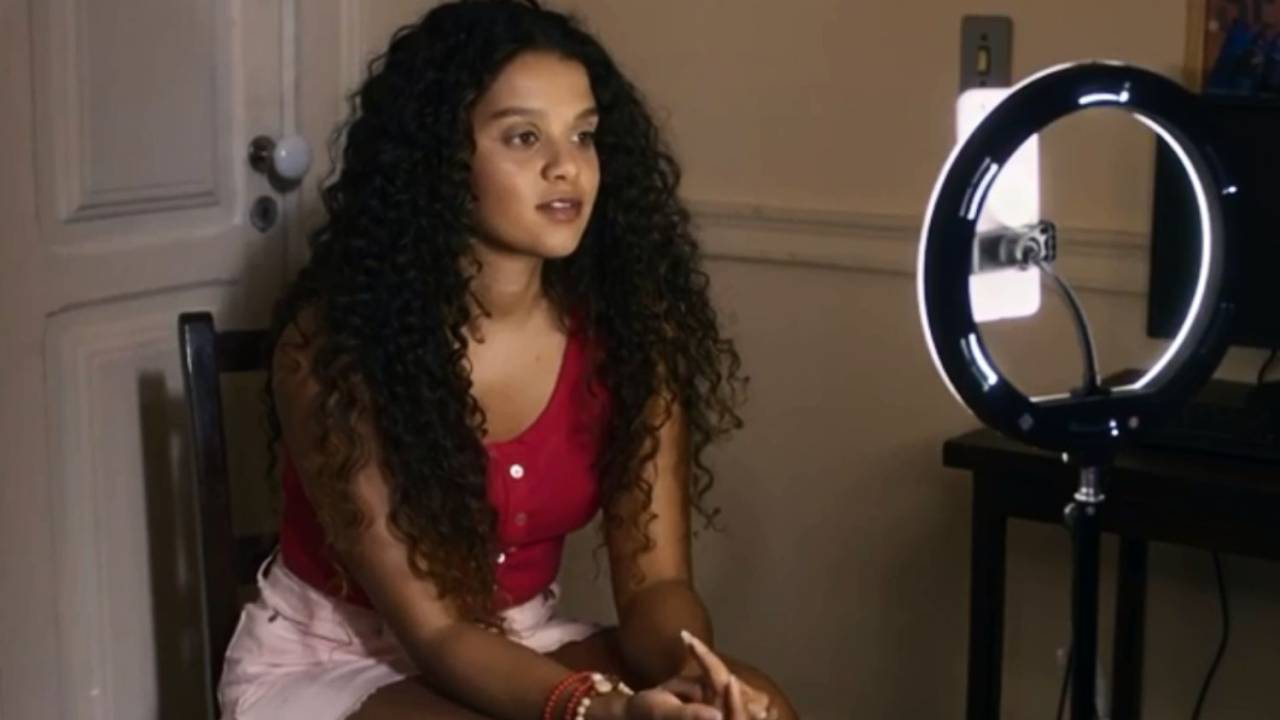 A personagem Karina (Daniella Olímpia) em cena de 'Travessia', novela das 9 da Globo