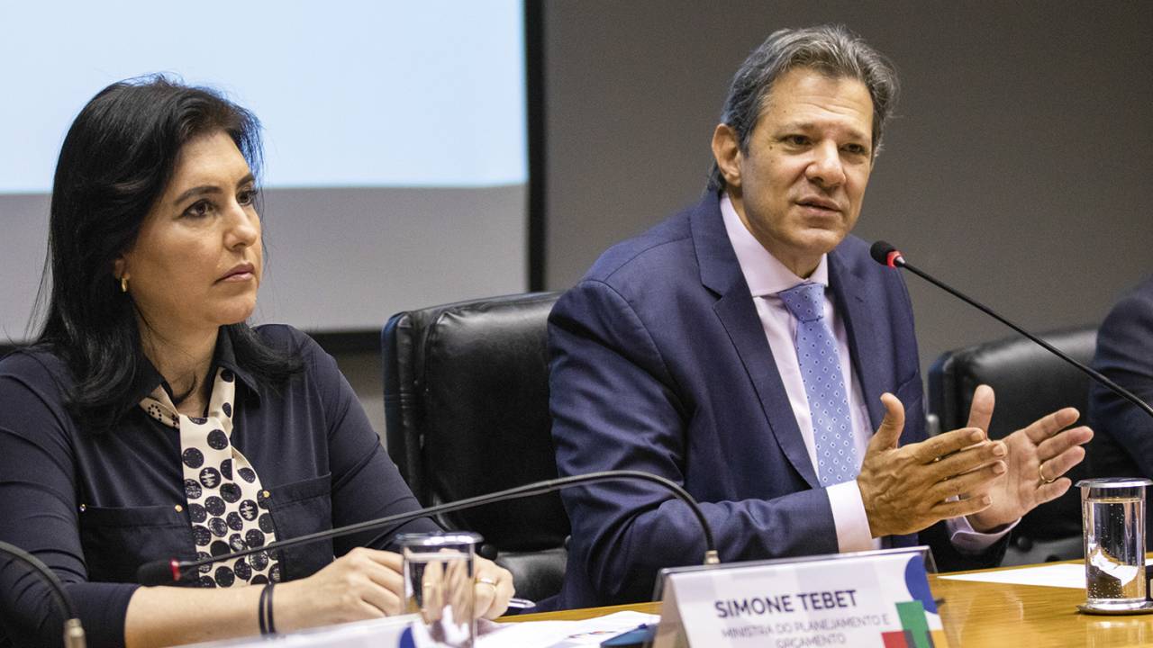 EQUILÍBRIO - Os ministros Simone Tebet e Fernando Haddad: plano vincula despesas públicas à receita