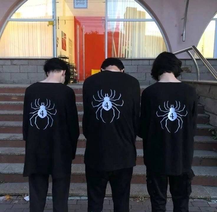 Adolescentes usam o mesmo corte de cabelo e roupa para se identificarem como parte do grupo. 25/02/2023 -