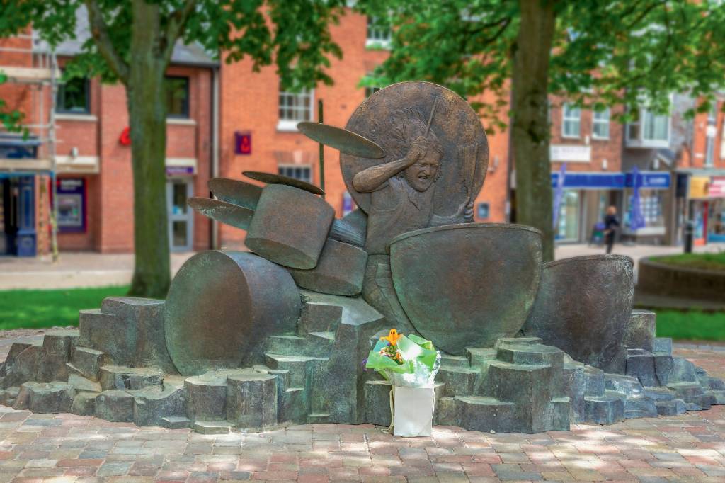Bronze,Memorial,To,Led,Zeppelin,Drummer,John,Bonham,In,Town LENDA - Memorial ao baterista em Redditch, sua cidade natal: influente até hoje