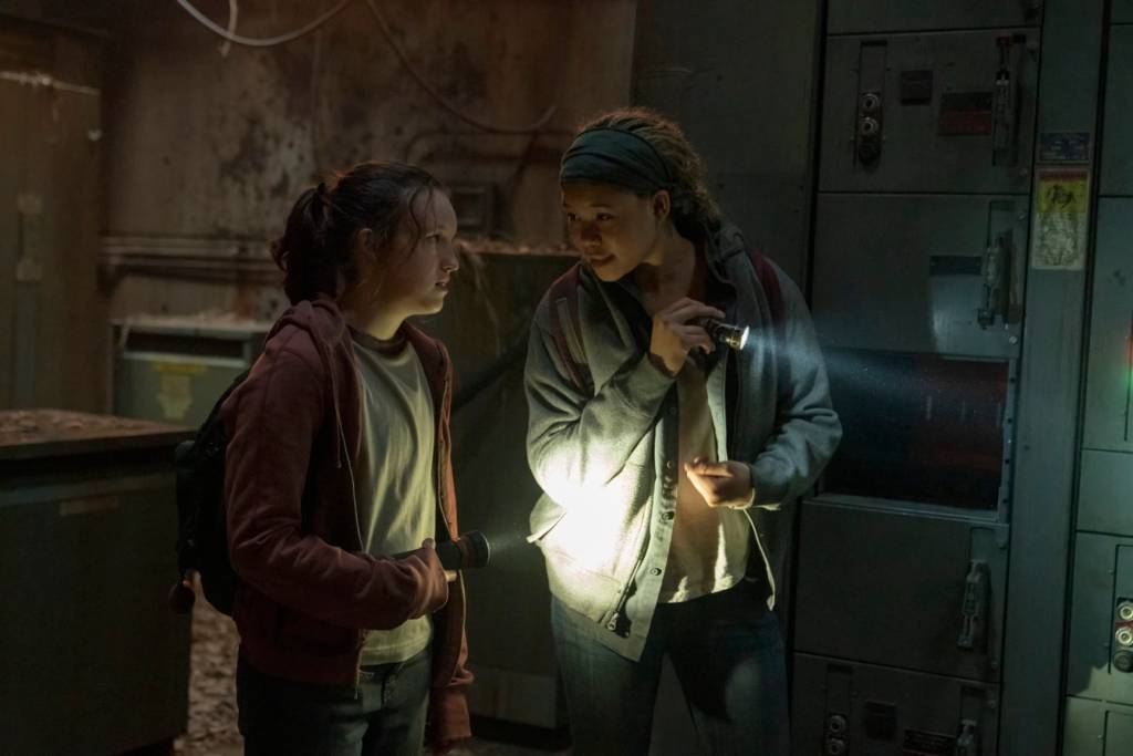 tlou ellie Ellie (Bella Ramsey) e Riley (Storm Reid) em The Last of Us -