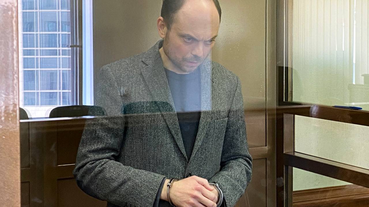 Russian opposition figure Vladimir Kara-Murza, who is accused of treason and spreading "false" information about the Russian army, stands inside a defendants' cage during his sentencing at the Moscow City Court in Moscow on April 17, 2023. (Photo by Handout / Moscow City Court press service / AFP) / RESTRICTED TO EDITORIAL USE - MANDATORY CREDIT "AFP PHOTO / Moscow City Court press service / handout" - NO MARKETING NO ADVERTISING CAMPAIGNS - DISTRIBUTED AS A SERVICE TO CLIENTS