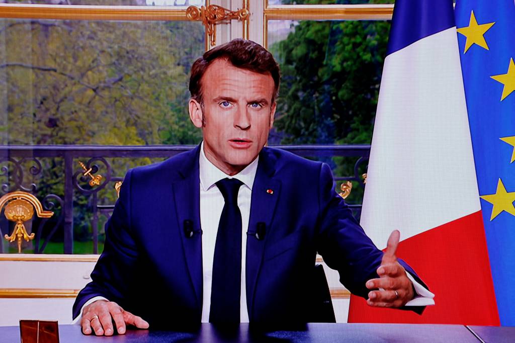Durante discurso de Macron, franceses fazem panelaço contra a reforma