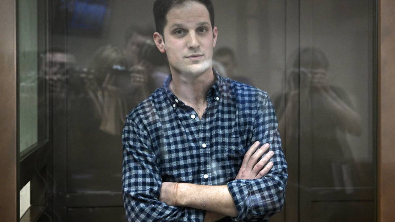 US journalist Evan Gershkovich, arrested on espionage charges, stands inside a defendants' cage before a hearing to consider an appeal on his arrest at the Moscow City Court in Moscow on April 18, 2023. (Photo by NATALIA KOLESNIKOVA / AFP)