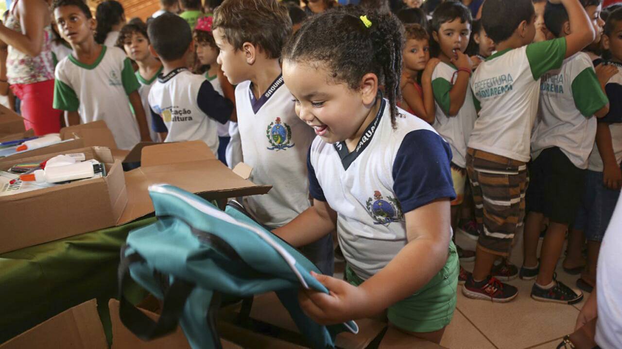 RINDO À TOA - Crianças em escola local: rede oferece material, uniforme, notebook, transporte e bônus a professor