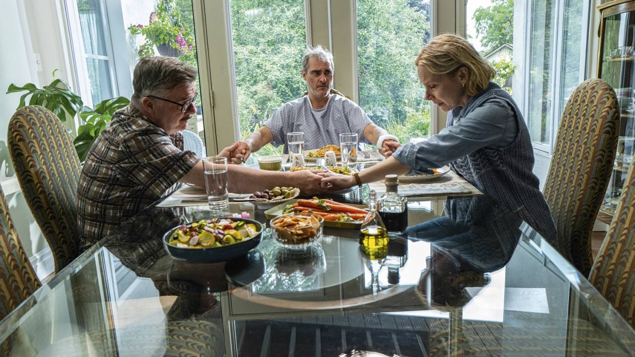 PARANOIA - Joaquin Phoenix (ao centro) na pele do esquisitão Beau: um protagonista assombrado pelo passado familiar