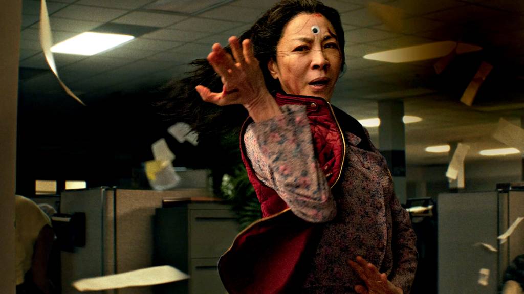 FILME-TUDO EM TODO O LUGAR AO MESMO TEMPO 001.jpg QUERIDINHA - Michelle Yeoh em Tudo em Todo Lugar ao Mesmo Tempo: atriz e filme passaram rodo em premiações